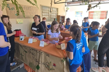 Escola Municipal Eugênio Ernesto Storch realiza Feira de Chás Medicinais