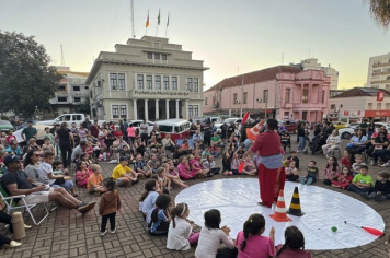 Dia do Trabalhador na Praça reuniu centenas de pessoas para celebrar