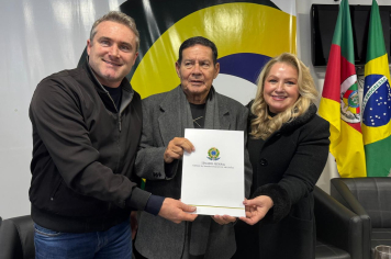 Prefeito Andrei Cossetin recepciona senador Mourão no Cisa