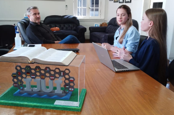 Prefeito Andrei recebe estudantes do CEAP