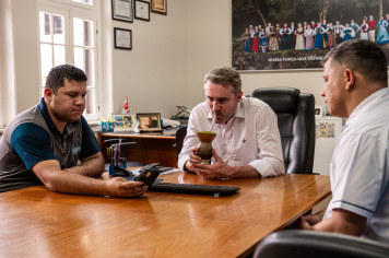 Prefeito Andrei Cossetin recebe visita da empresa Ramos Engenharia e Construção