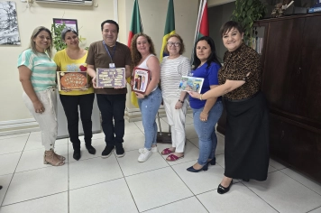 Secretário de Educação recebe publicações pedagógicas de escolas municipais