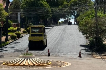 Rua Eduardo Geiss recebe pavimentação asfáltica em Ijuí