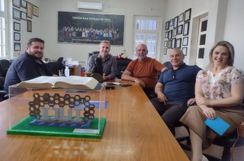 Prefeito recebe convite para formatura do curso “Casados Para Sempre”