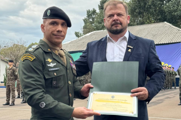 Secretário Fábio Franzen recebe homenagem do Exército