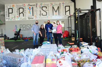 Prisma Treinamento Físico doa alimentos