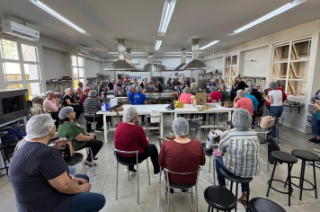 Clube de Mães participa de oficina sobre Conservas e Compotas na Unijuí