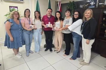 Secretário de Educação recebe publicação que registra práticas de educação inclusiva na EMI Independência