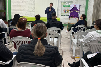 Uso excessivo de celulares na infância é tema de roda de conversa com pais na EMI Dalva de Almeida Weinmann