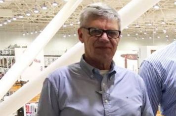 Schirmann doa seu primeiro salário para a APAE