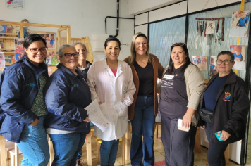 Profissionais da ESF realizam verificação de carteiras de vacinação na EMI Alvorada