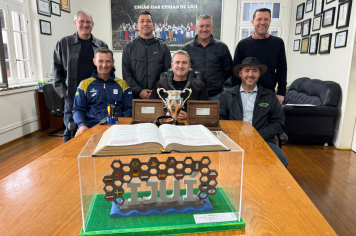 Prefeito Andrei Cossetin recebe campeão Mundial e vice de Tiro Esportivo