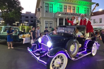 Chegada do Papai Noel emociona público 