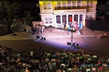 Encenação da Paixão de Cristo emociona público em frente à Prefeitura de Ijuí