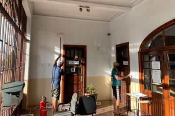 Apenados trabalham na pintura interna da Prefeitura