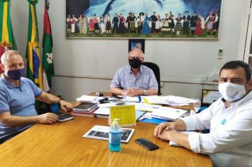 Prefeito se reúne com superintendente e gerente local da Corsan