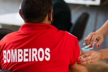 Bombeiros e PRF são vacinados