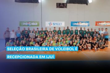 Encontro de jogadores com crianças do projeto Pró-Vólei marca recepção da seleção brasileira