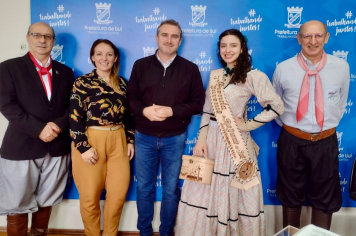 Prefeito recebe visita da 3ª prenda juvenil do RS