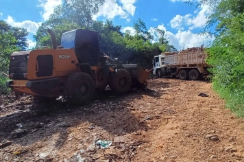 Mais um mutirão de limpeza foi realizado, na Rua Guilherme Timm, para recolhimento de DESCARTE IRREGULAR de lixo. 