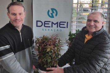 DEMEI Geração doa 700 mudas para ação de educação ambiental da Colônia de Pescadores Z-18