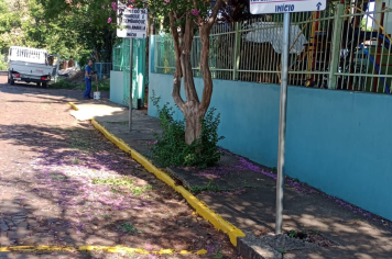 Prefeitura realiza manutenção da sinalização viária próximo às escolas