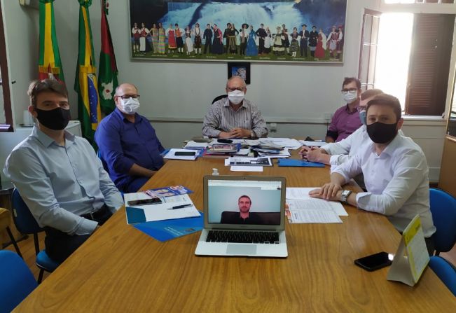 Prefeito Valdir Heck e secretário de Governo recebem equipe de transição 