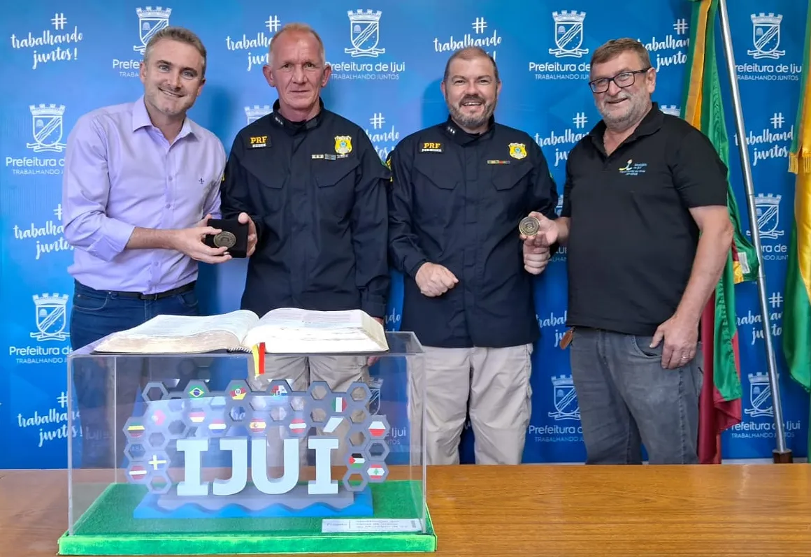 Prefeito e vice recebem medalha da PRF