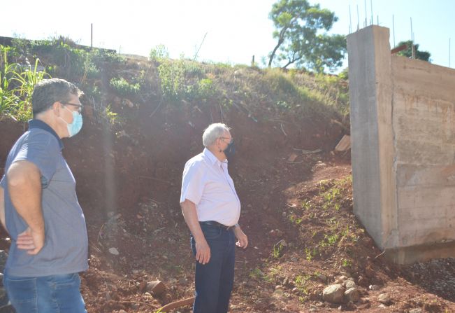 Prefeito vistoria construção do muro de contenção no Ginásio Municipal de Esportes
