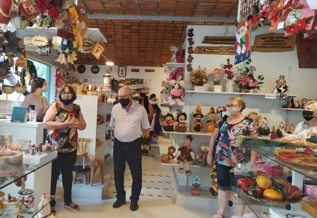 Prefeito oficializa entrega de novo espaço à Associação dos Artesãos  de Ijuí