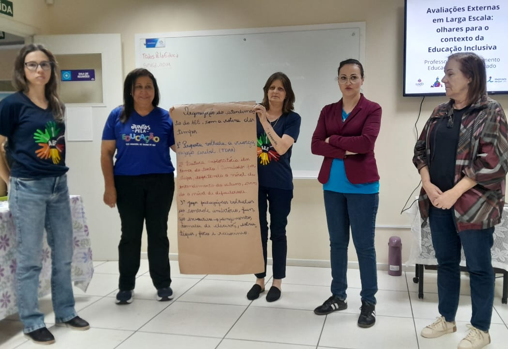 Professores do AEE participam de formação sobre avaliações externas e educação inclusiva