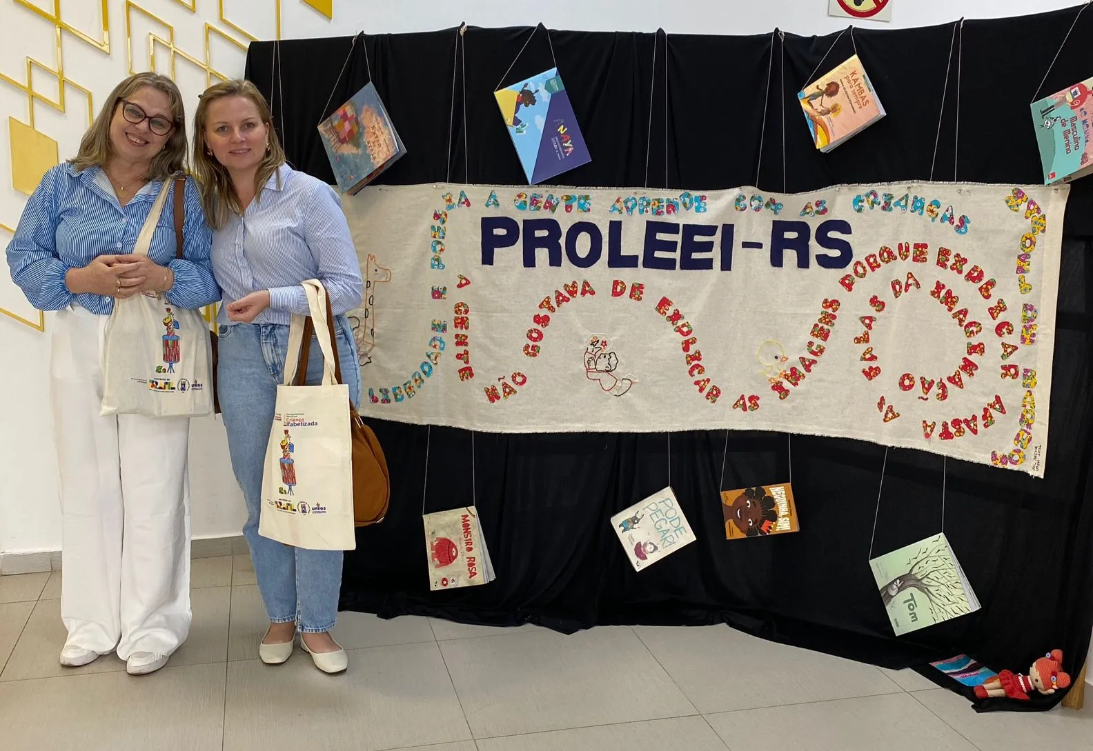 Formadoras municipais da SMEd participam de seminário do ProLEEI em Santa Maria