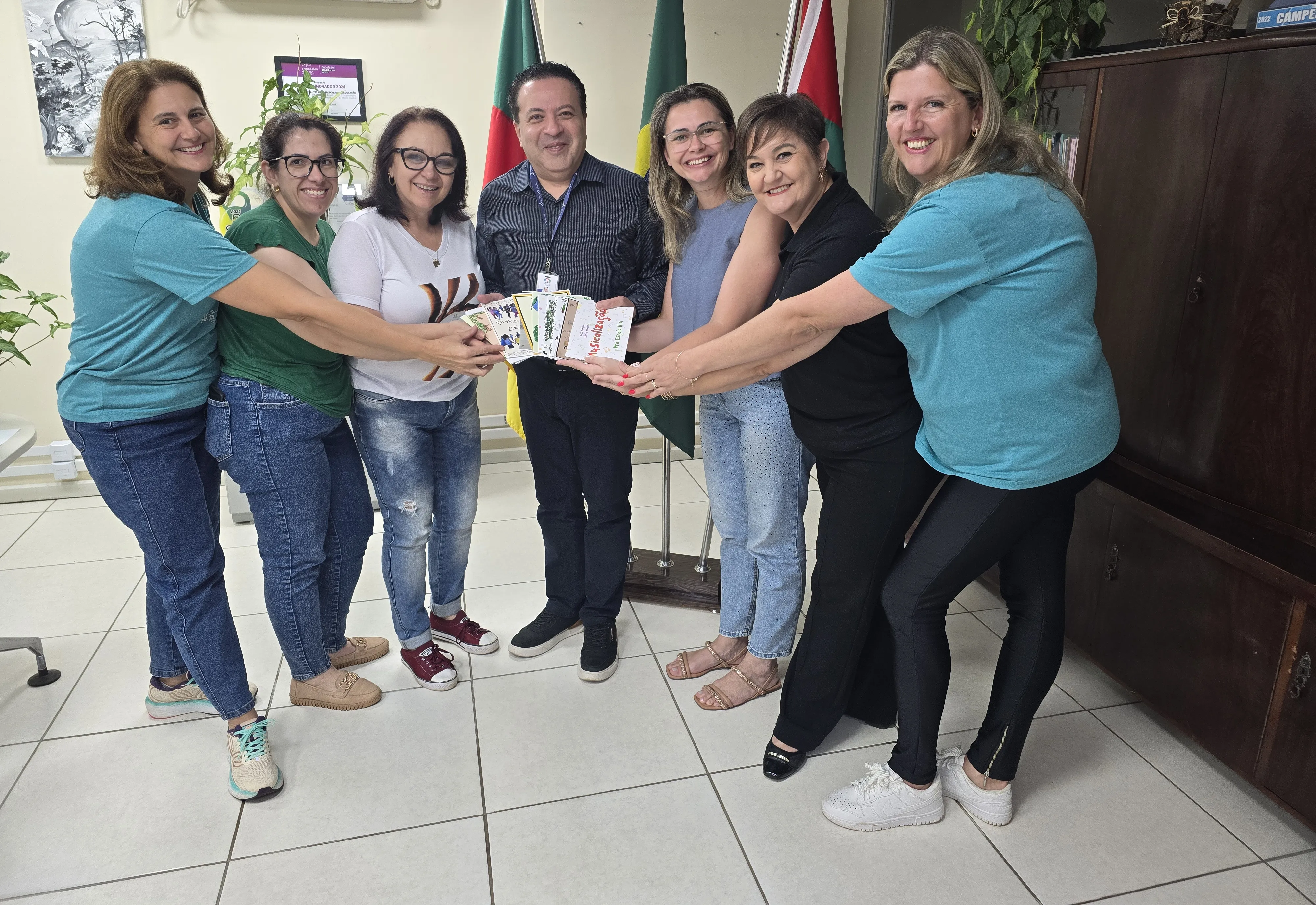 Imeab entrega produções pedagógicas da Educação Infantil à SMEd