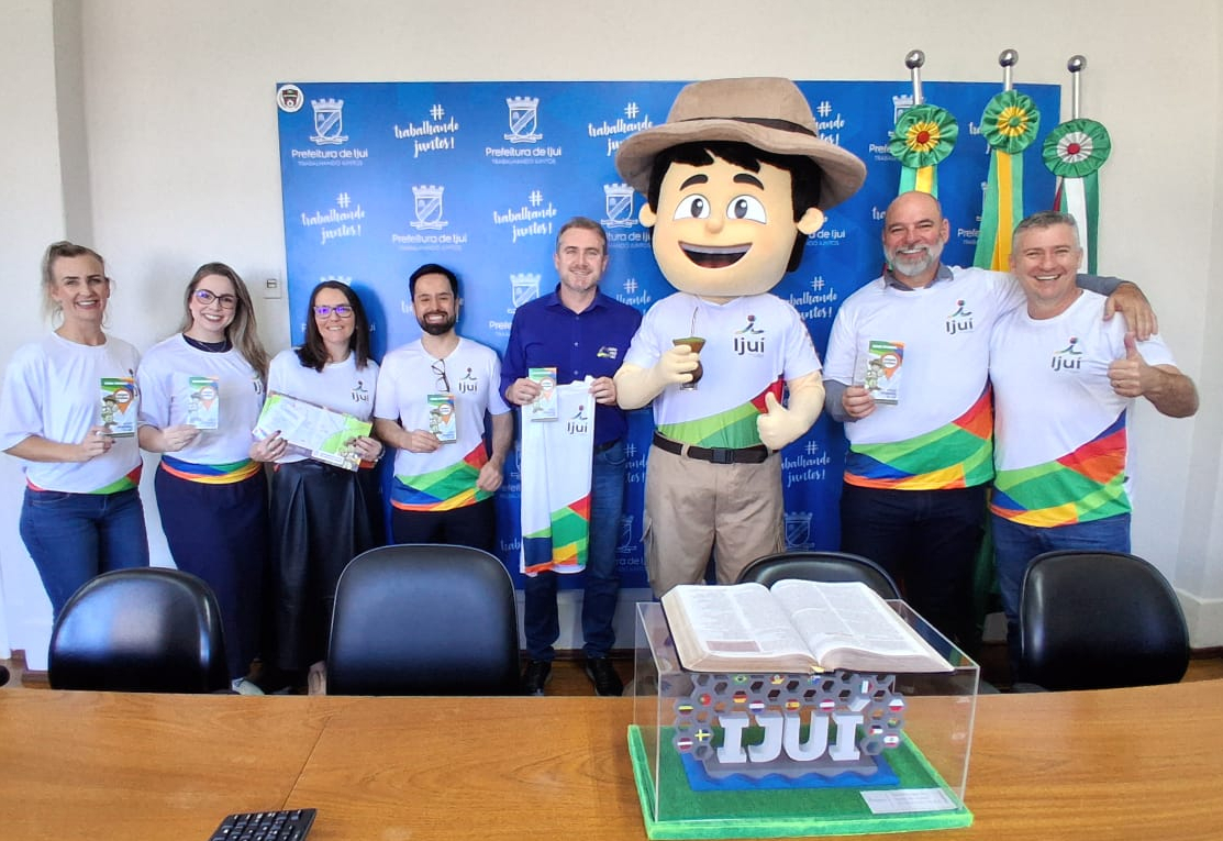 Prefeito Cossetin recebe o Etinico, o novo mascote de Ijuí