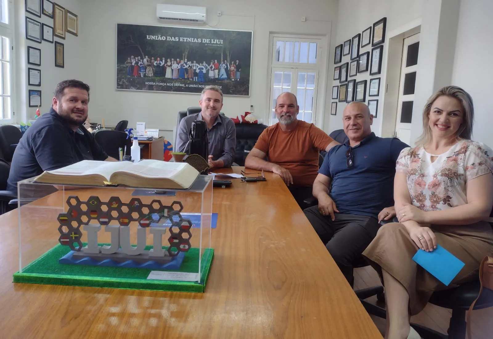 Prefeito recebe convite para formatura do curso “Casados Para Sempre”