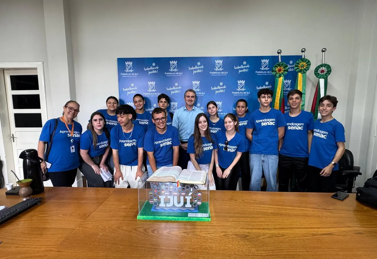 Jovens aprendizes do Senac visitam Prefeitura de Ijuí