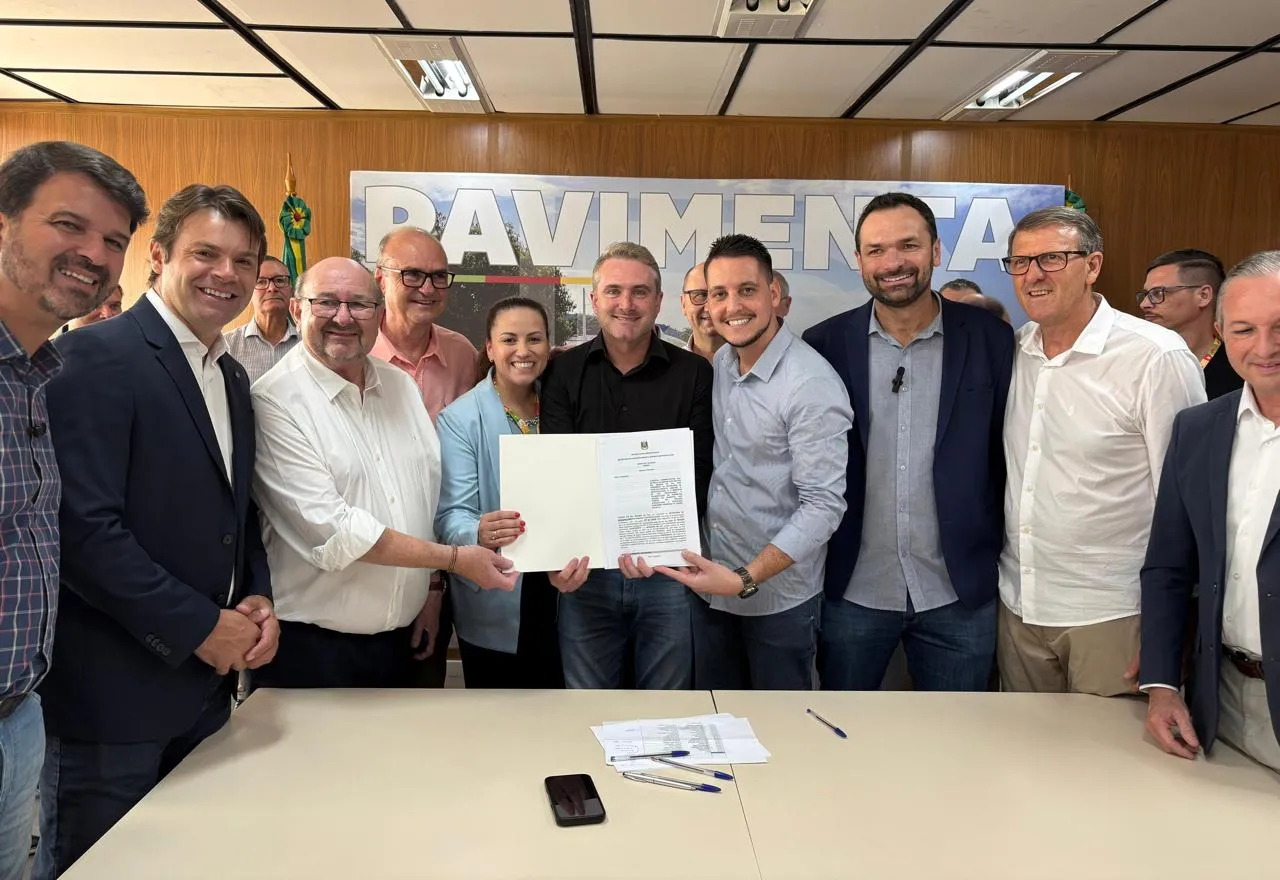 Prefeito Andrei Cossetin firma convênio para realização de mais obras de pavimentação em Ijuí.