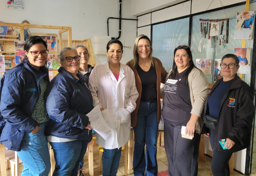 Profissionais da ESF realizam verificação de carteiras de vacinação na EMI Alvorada