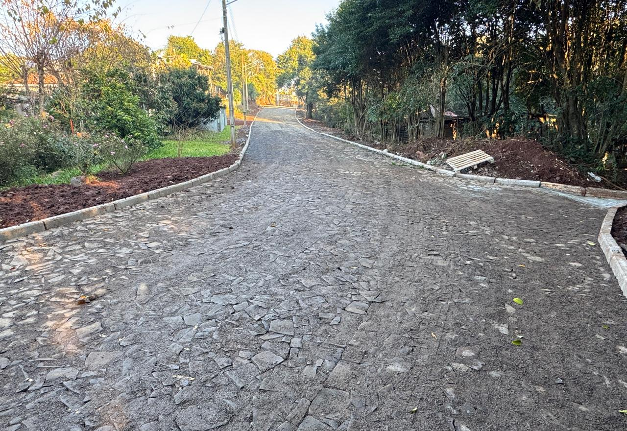 Bairro Glória recebe obra de calçamento
