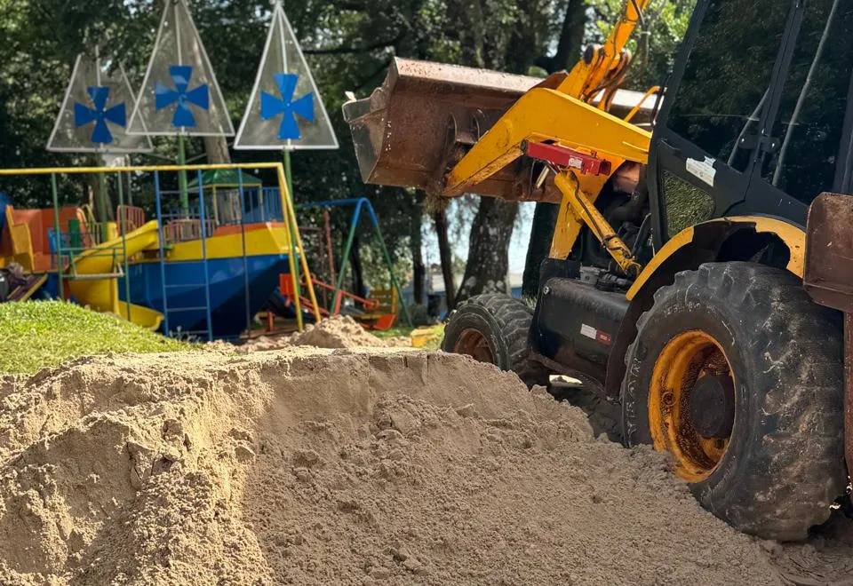 Pracinha recebe areia nova
