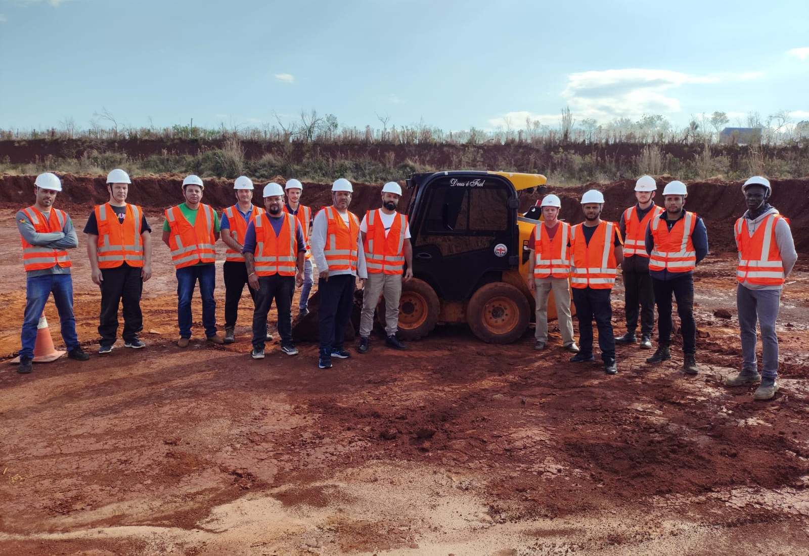 Qualifica+Ijuí forma profissionais no curso de mini carregadeira