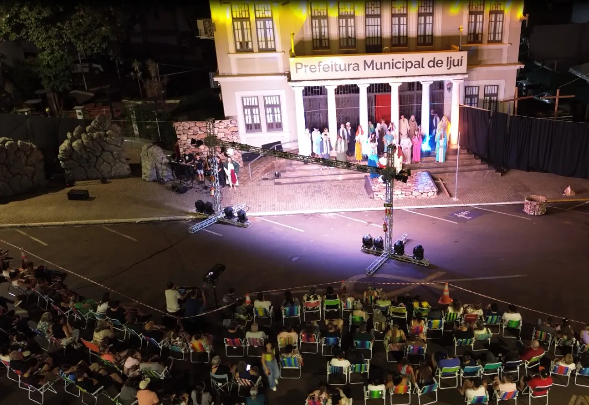 Encenação da Paixão de Cristo emociona público em frente à Prefeitura de Ijuí