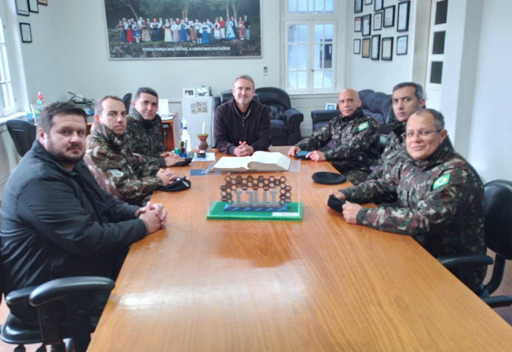 Prefeito Cossetin recebe comando do 27ºGAC