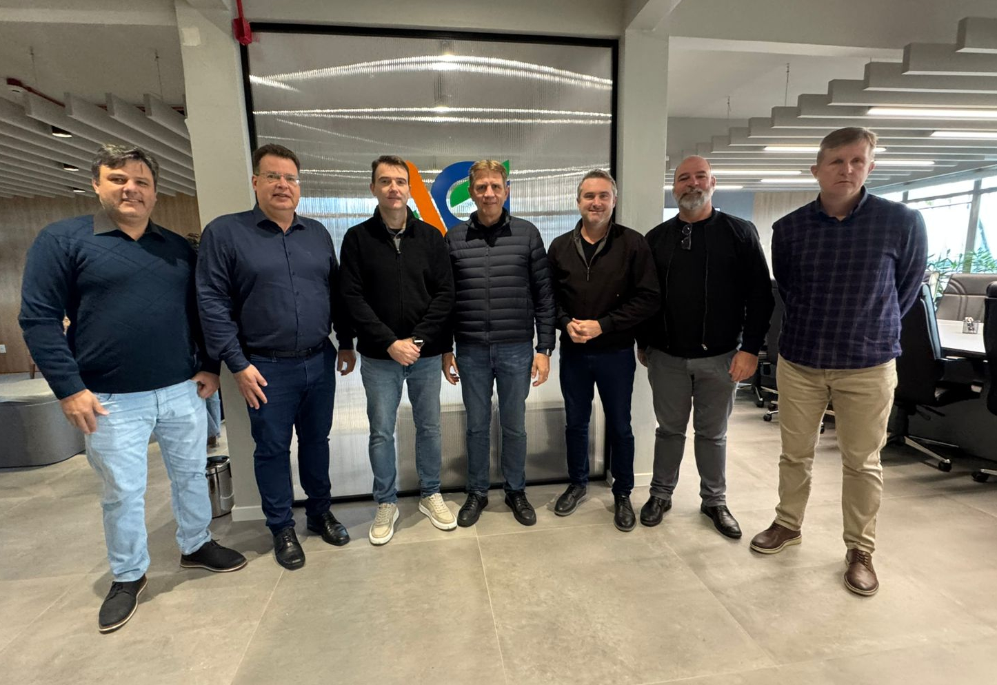 Prefeito Andrei acompanha painel apresentado pelo secretário Ernani Polo