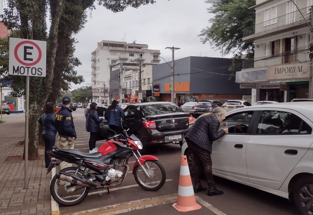 Blitz Educativa é realizada na Praça da república