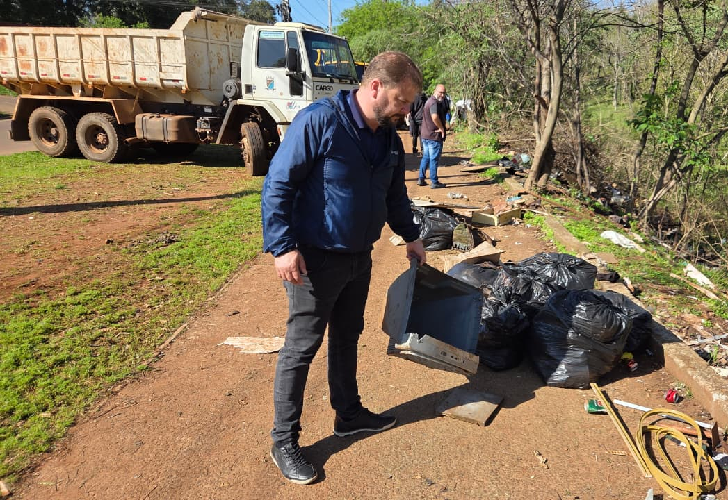 Smodutran retira lixo do bairro Colonial