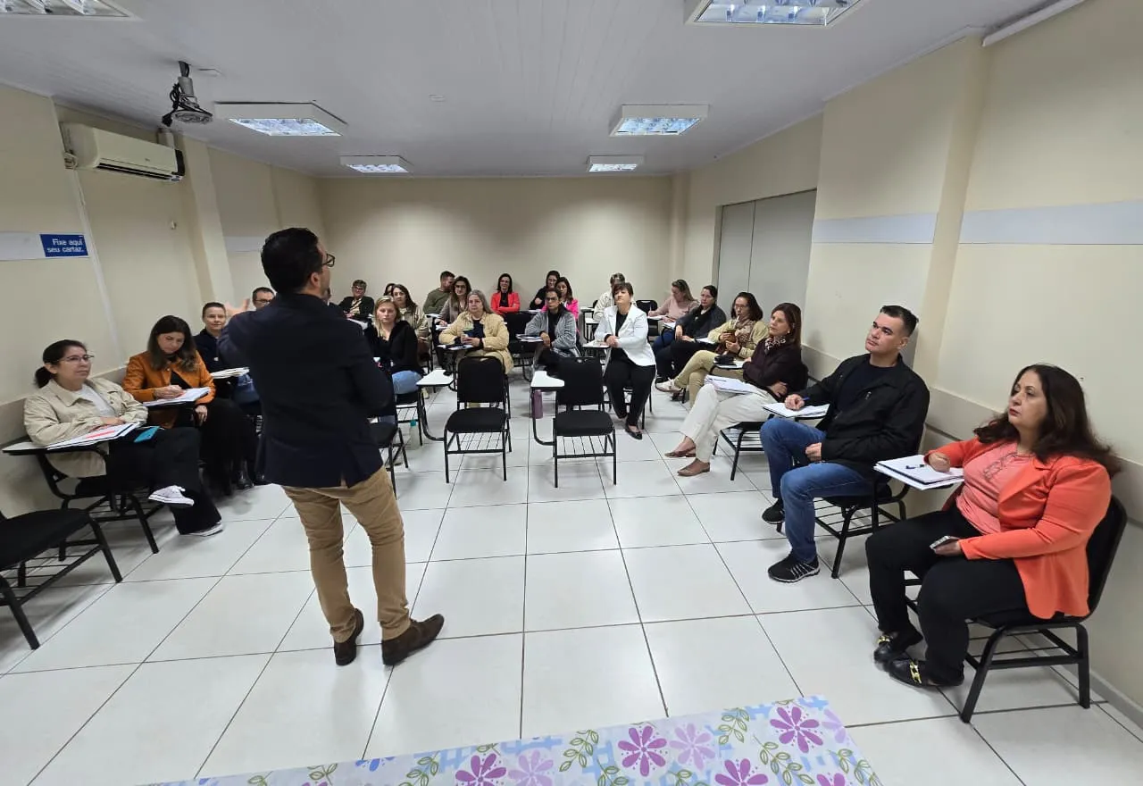 Servidores da SMEd participam de formação do programa Cuidar de Quem Cuida