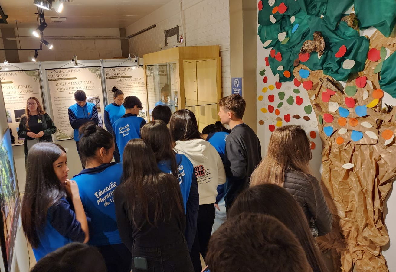 Estudantes da EMF Deolinda Barufaldi Cívico-Militar visitam exposição no MADP