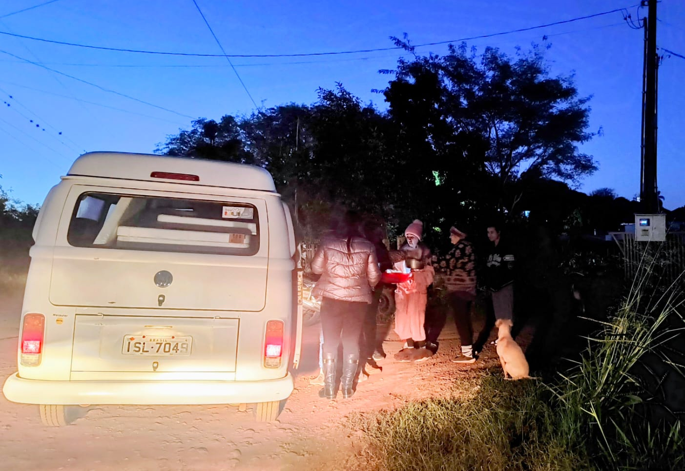 Moradores da Faixa Velha recebem a ação Sabor que Aquece