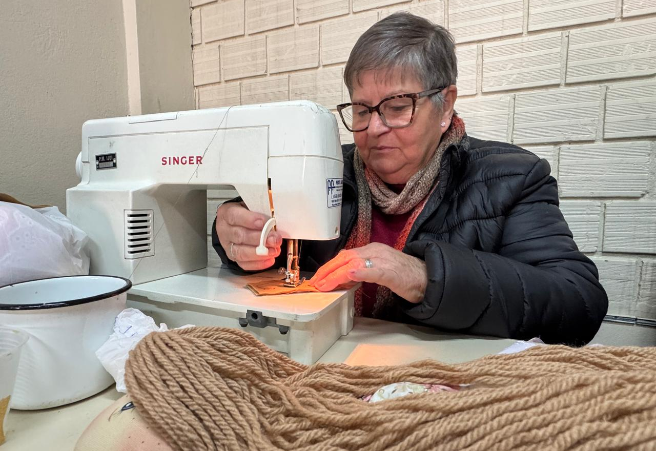 Curso capacita população a gerar renda a partir de confecção